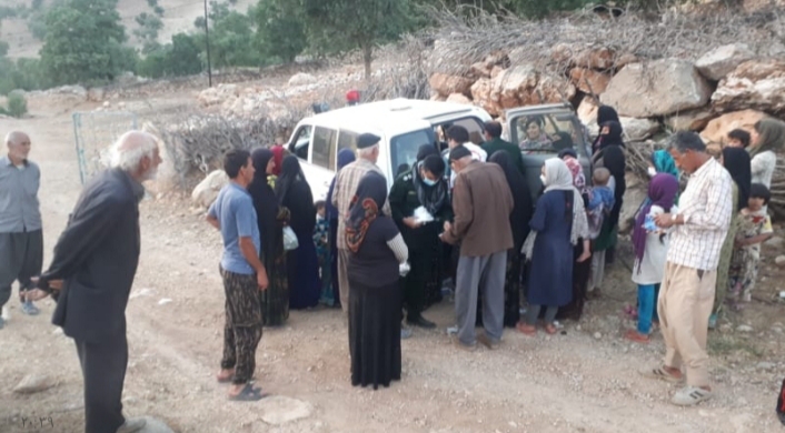 توزیع کمک های مومنانه بین روستائیان وعشایر منطقه صعب العبور پیچاب باشت